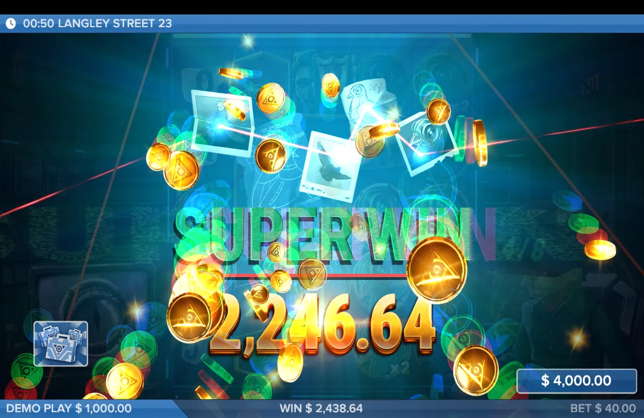 Win presentation screen showing a SUPER WIN banner above a large gold figure during demo play.